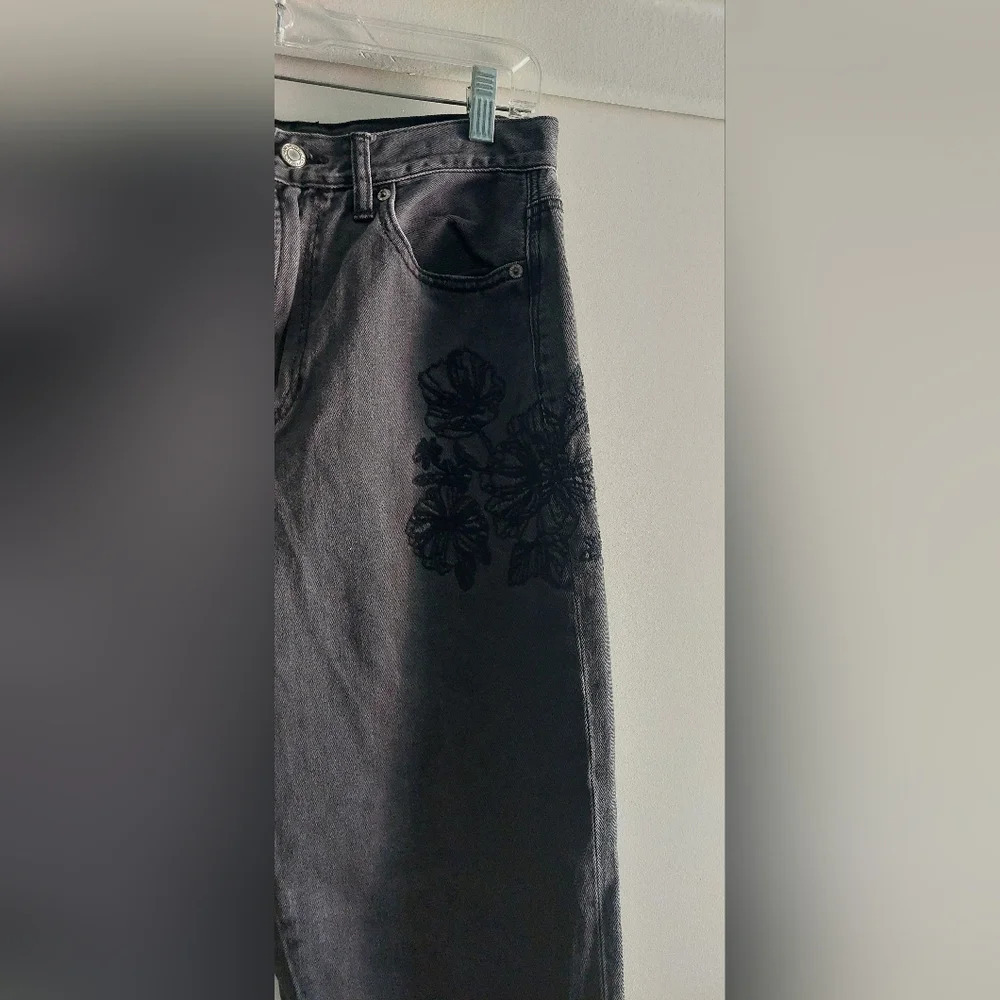 American Eagle Mom Jeans Embroidered Floral Faded black 8 - Picture 7 of 12